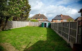 5 Bedroom Semi-Detached House- 3 Double Beds - 2 Single Beds